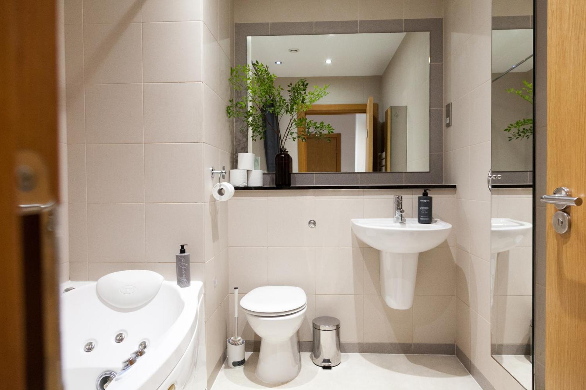 Weekly & Monthly Stays In Penthouse For Contractors Or Leisure Single Or Superking Beds Available Биркенхед Екстериор снимка