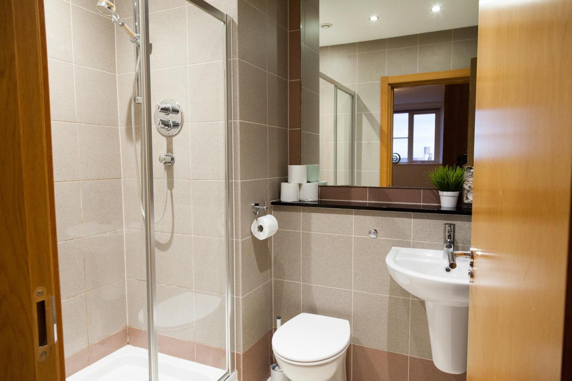Weekly & Monthly Stays In Penthouse For Contractors Or Leisure Single Or Superking Beds Available Биркенхед Екстериор снимка